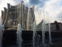 Fontaine d'eau au centre de la ville sur le fond du bâtiment photos libres de droits Fontaine d'eau au centre de la ville sur le fond du bâtiment photos libres de droits