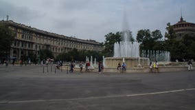 Fontaine d'eau énorme avec l'étang photo libre de droits Fontaine d'eau énorme avec l'étang photo libre de droits