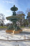 Fontana nel parco inglese del giardino di Ginevra fotografia stock Fontana nel parco inglese del giardino di Ginevra fotografia stock