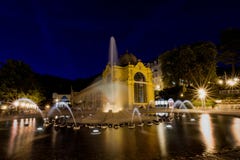 Fontana principale alla notte - Marianske Lazne di canto e della colonnato - la repubblica Ceca fotografie stock Fontana principale alla notte - Marianske Lazne di canto e della colonnato - la repubblica Ceca fotografie stock