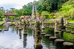 Fontanny przy Tirta Gangga wody pałac, Bali wyspa, Indonezja zdjęcie stock Fontanny przy Tirta Gangga wody pałac, Bali wyspa, Indonezja zdjęcie stock