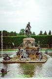 Fonte bonita no jardim superior de Peterhof em St Petersburg Foto vertical foto de stock Fonte bonita no jardim superior de Peterhof em St Petersburg Foto vertical foto de stock