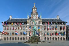 Fonte da câmara municipal e do Brabo de Antuérpia, Bélgica imagens de stock royalty free Fonte da câmara municipal e do Brabo de Antuérpia, Bélgica imagens de stock royalty free