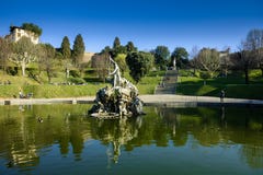 Fonte de Netuno no centro dos jardins de Boboli Florença imagem de stock royalty free Fonte de Netuno no centro dos jardins de Boboli Florença imagem de stock royalty free