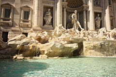 Fonte do Trevi em Roma com a escultura de Netuno fotos de stock Fonte do Trevi em Roma com a escultura de Netuno fotos de stock