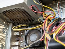 A fonte e os fios de alimentação para dentro da caixa do computador pessoal são cobertos com a poeira muita poeira sob o refriger fotos de stock A fonte e os fios de alimentação para dentro da caixa do computador pessoal são cobertos com a poeira muita poeira sob o refriger fotos de stock