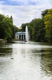 Fontein in de vorm van een slang in het water royalty-vrije stock foto Fontein in de vorm van een slang in het water royalty-vrije stock foto