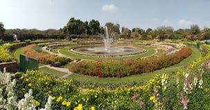 Fontein in midden van een tuin royalty-vrije stock afbeelding Fontein in midden van een tuin royalty-vrije stock afbeelding