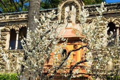 Fontein van Bekendheid in de Grutesco-Galerij in het Echte Alcazar-Paleis in Sevilla, Spanje royalty-vrije stock afbeelding Fontein van Bekendheid in de Grutesco-Galerij in het Echte Alcazar-Paleis in Sevilla, Spanje royalty-vrije stock afbeelding
