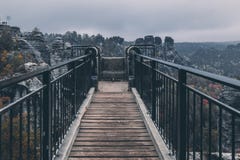 Foodbridge στα βουνά το φθινόπωρο κατά την άποψη προοπτικής στοκ φωτογραφία με δικαίωμα ελεύθερης χρήσης Foodbridge στα βουνά το φθινόπωρο κατά την άποψη προοπτικής στοκ φωτογραφία με δικαίωμα ελεύθερης χρήσης