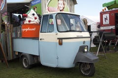 Foodtruck sprzedawania jogurt w Amsterdam Obraz Stock Foodtruck sprzedawania jogurt w Amsterdam Obraz Stock