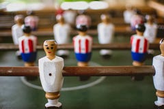 Foosball gracze w foosball grą zdjęcie stock Foosball gracze w foosball grą zdjęcie stock