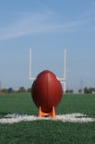 Football americano un a Tire in su per il calcio iniziale fotografia stock Football americano un a Tire in su per il calcio iniziale fotografia stock
