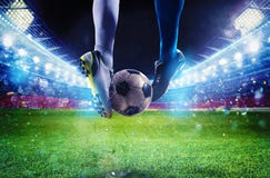 Footballeurs avec le soccerball au stade pendant le match Photos stock Footballeurs avec le soccerball au stade pendant le match Photos stock