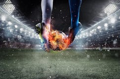 Footballeurs avec le soccerball sur le feu au stade pendant le match Photo libre de droits Footballeurs avec le soccerball sur le feu au stade pendant le match Photo libre de droits
