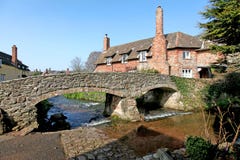 Ford e ponte del cavallo da soma a Allerford, Somerset immagini stock libere da diritti Ford e ponte del cavallo da soma a Allerford, Somerset immagini stock libere da diritti