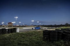 Ford Focus sur la voie image libre de droits Ford Focus sur la voie image libre de droits