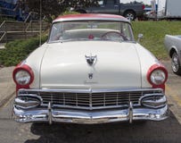 1956 Ford Victoria Fairlane branco e vermelho Foto de Stock Royalty Free
