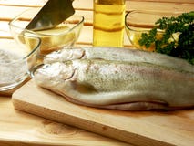Forel, zijn culinaire voorbereiding. stock afbeeldingen Forel, zijn culinaire voorbereiding. stock afbeeldingen