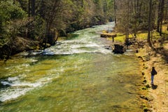 Forellfiske för två fiskare på Jackson River arkivbild Forellfiske för två fiskare på Jackson River arkivbild