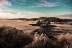 Foresta di Newborough & la costa di Anglesey fotografia stock Foresta di Newborough & la costa di Anglesey fotografia stock