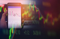 Forex dello smartphone di uso dell'uomo d'affari o schermo commerciali di dati del bordo del mercato di borsa valori online mobil fotografia stock libera da diritti Forex dello smartphone di uso dell'uomo d'affari o schermo commerciali di dati del bordo del mercato di borsa valori online mobil fotografia stock libera da diritti
