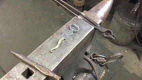 Forjador negro que forma el metal Forjador negro que forma el metal