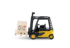 Forklift z nową email grafiką na drewnianym bloku nad białym tłem zdjęcie royalty free Forklift z nową email grafiką na drewnianym bloku nad białym tłem zdjęcie royalty free