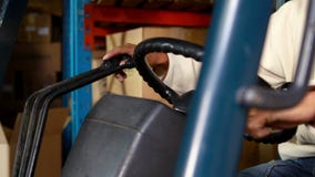 Forklift οδηγός που ενεργοποιεί τη μηχανή φιλμ μικρού μήκους Forklift οδηγός που ενεργοποιεί τη μηχανή φιλμ μικρού μήκους