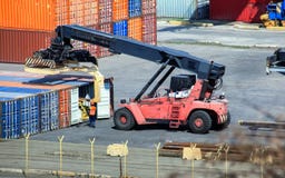 Forklift φορτώνει το επιχειρησιακό ξύλινο εμπορευματοκιβώτιο στα τερματι στοκ εικόνες Forklift φορτώνει το επιχειρησιακό ξύλινο εμπορευματοκιβώτιο στα τερματι στοκ εικόνες