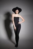 Forma agradable del cuerpo Muchacha que lleva el sombrero negro grande Imagenes de archivo Forma agradable del cuerpo Muchacha que lleva el sombrero negro grande Imagenes de archivo