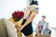 Forma de vida lesbiana de los pares asombrosamente con el ramo foto de archivo libre de regalías Forma de vida lesbiana de los pares asombrosamente con el ramo foto de archivo libre de regalías