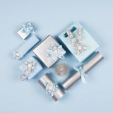 Forma del corazón de las cajas de regalo en color metálico azul y de plata en colores pastel con las cintas y los arcos del brill imagen de archivo Forma del corazón de las cajas de regalo en color metálico azul y de plata en colores pastel con las cintas y los arcos del brill imagen de archivo