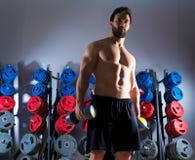 Forma fisica di allenamento dell'uomo della testa di legno alla palestra fotografia stock libera da diritti Forma fisica di allenamento dell'uomo della testa di legno alla palestra fotografia stock libera da diritti