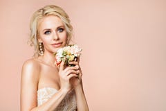 A forma modela o retrato da beleza com flores, a composição bonita do Nude da mulher e o penteado, tiro do estúdio da menina no b imagens de stock A forma modela o retrato da beleza com flores, a composição bonita do Nude da mulher e o penteado, tiro do estúdio da menina no b imagens de stock