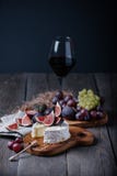 Formaggio casalingo fresco del camembert con la frutta fresca e vetro di vino rosso Immagini Stock Libere da Diritti Formaggio casalingo fresco del camembert con la frutta fresca e vetro di vino rosso Immagini Stock Libere da Diritti