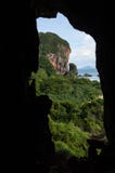 Formations de pierre de chaux et plage vues d'une caverne, Phra Nang images stock Formations de pierre de chaux et plage vues d'une caverne, Phra Nang images stock