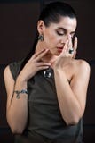 Forme la foto del estudio de la mujer sensual hermosa con el pelo oscuro a imagen de archivo Forme la foto del estudio de la mujer sensual hermosa con el pelo oscuro a imagen de archivo