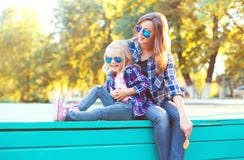 Forme a la madre feliz con la hija del niño que se divierte junto foto de archivo Forme a la madre feliz con la hija del niño que se divierte junto foto de archivo