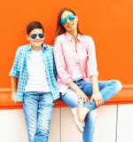 Forme a madre con el adolescente del hijo en las gafas de sol, camisa a cuadros fotos de archivo libres de regalías Forme a madre con el adolescente del hijo en las gafas de sol, camisa a cuadros fotos de archivo libres de regalías