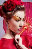 Forme a mulher asiática que veste o quimono vermelho japonês tradicional imagens de stock royalty free Forme a mulher asiática que veste o quimono vermelho japonês tradicional imagens de stock royalty free