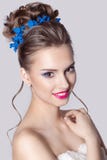 Forme o retrato de uma menina atrativa bonita com os penteados elegantes delicados de um casamento da noite altos e composição br imagens de stock Forme o retrato de uma menina atrativa bonita com os penteados elegantes delicados de um casamento da noite altos e composição br imagens de stock