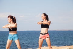 Forme physique de deux de filles sports de jeu sur la plage images libres de droits Forme physique de deux de filles sports de jeu sur la plage images libres de droits
