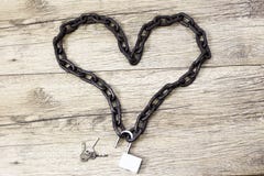 Forme à chaînes de coeur avec la serrure ouverte sur le backround en bois photos libres de droits Forme à chaînes de coeur avec la serrure ouverte sur le backround en bois photos libres de droits