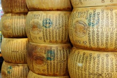 Formi di parmigiano fotografia stock libera da diritti Formi di parmigiano fotografia stock libera da diritti