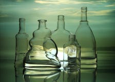 Formul?rios transparentes vazios das garrafas de vidro imagem de stock Formul?rios transparentes vazios das garrafas de vidro imagem de stock