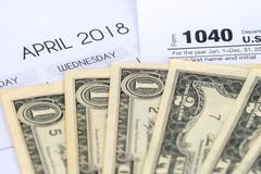 formulário de imposto 1040, em abril de 2018 calendário, dólares imagem de stock royalty free formulário de imposto 1040, em abril de 2018 calendário, dólares imagem de stock royalty free