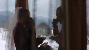 Fornal i panna młoda pijemy z filiżanek na balkonie drewniana bela szaletu chałupa w wiosce, całujemy z śniegiem i kawę lub herba zbiory Fornal i panna młoda pijemy z filiżanek na balkonie drewniana bela szaletu chałupa w wiosce, całujemy z śniegiem i kawę lub herba zbiory