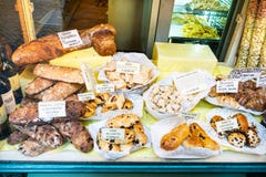 Forno con il dolce ed i pani locali tradizionali immagine stock Forno con il dolce ed i pani locali tradizionali immagine stock