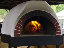 Forno da argila do vintage para cozinhar em vários pratos de uma casa de campo: bolos, pizzas, tortas, cereais, carne, peixes e b foto de stock Forno da argila do vintage para cozinhar em vários pratos de uma casa de campo: bolos, pizzas, tortas, cereais, carne, peixes e b foto de stock